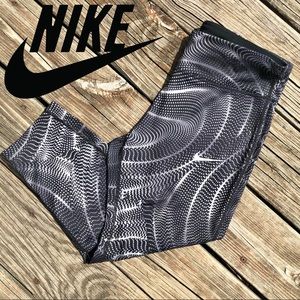 Nike Dri-Fit Geometric Cropped Leggings - Size XL